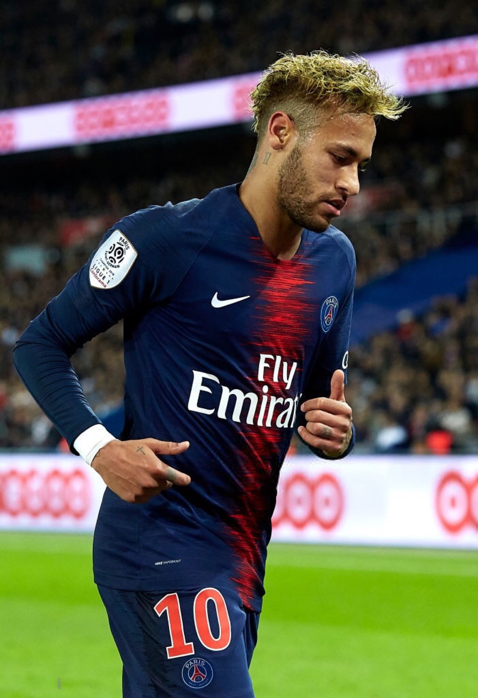 男子用手套自制钓鱼手势浮漂，看到“OK”就表示鱼已咬钩浮漂